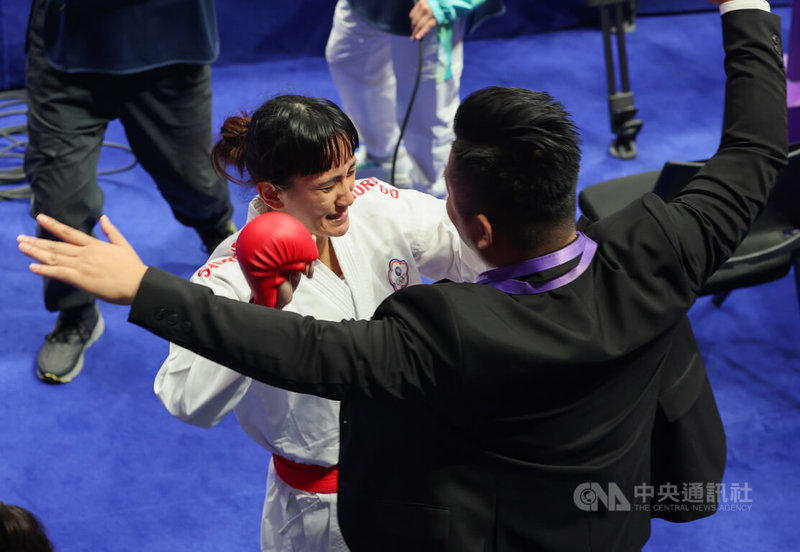 台灣女將谷筱霜(白衣者)8日在杭州亞運空手道女子50公斤級金牌戰,擊敗哈薩克選手然格貝爾拜(Moldir Zhangbyrbay),奪得金牌,谷筱霜下台後立刻與教練擁抱慶祝。中央社記者裴禛攝 112年10月8日