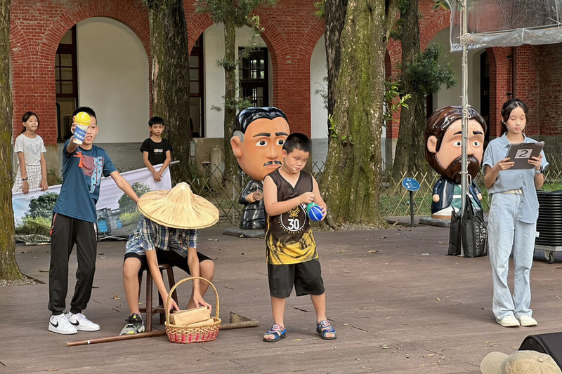 台南山上花園水道博物館7日起推出為期3天館慶活動，並首次與鄰近的山上國小合作展演台語有獎徵答劇場。（台南市文化局提供）中央社記者楊思瑞台南傳真  112年10月8日