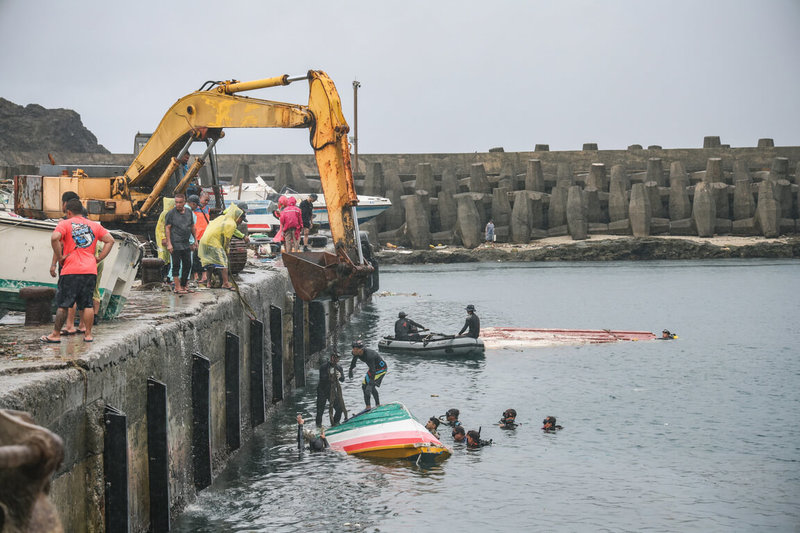 颱風小犬在蘭嶼釀嚴重災損，國軍潛水團隊9人及當地自發性潛水員合力協助，7日吊掛開元港沉沒船隻21艘，總計已吊掛46艘，還有34艘待吊掛。（第二作戰區提供）中央社記者李先鳳傳真  112年10月8日