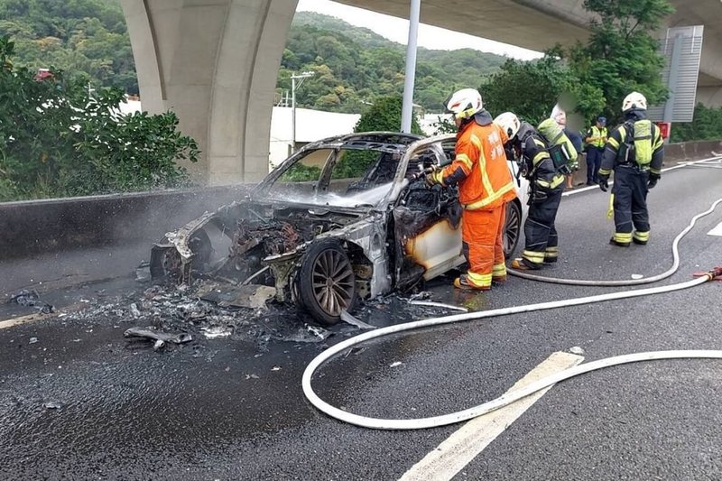 國道一號南向47公里桃園路段8日下午發生自小客車起火燃燒事故，所幸車內駕駛及乘客3人皆及時逃生，無人受傷。圖為消防人員獲報到場協助滅火。（國道公路警察局第一公路警察大隊提供）中央社記者吳睿騏桃園傳真  112年10月8日