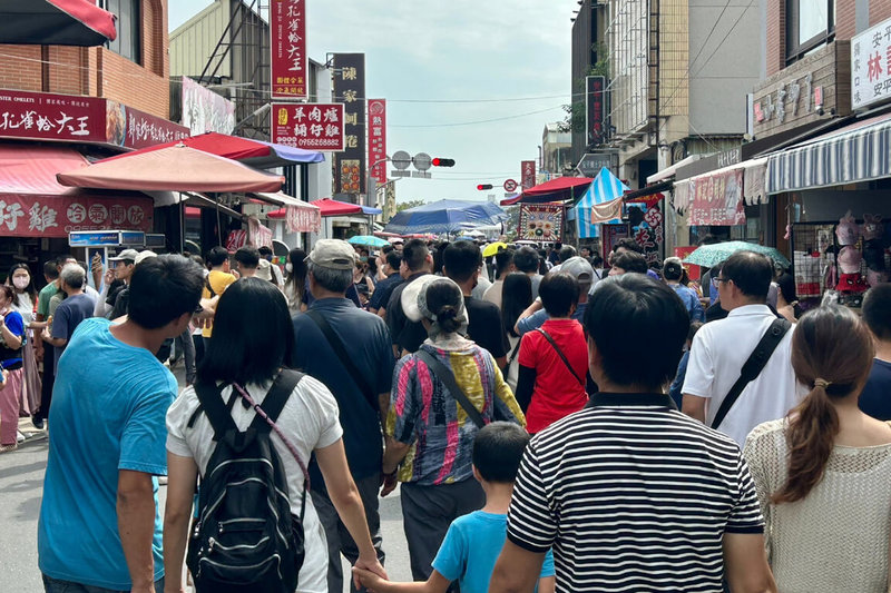國慶連續假期第2天，台南市不少景點8日湧現觀光人潮，知名安平老街也有許多遊客前往逛街用餐。（台南市政府提供）中央社記者楊思瑞台南傳真  112年10月8日