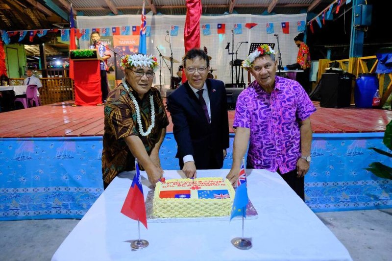 酒會儀式由駐吐瓦魯國大使林東亨（中）與吐國總督法拉尼（Tofiga Falani，左1）及吐國總理拿塔諾（Kausea Natano，右1）共同切國慶蛋糕開場。（駐吐瓦魯國大使館提供）中央社記者李宗憲雅加達傳真 112年10月8日