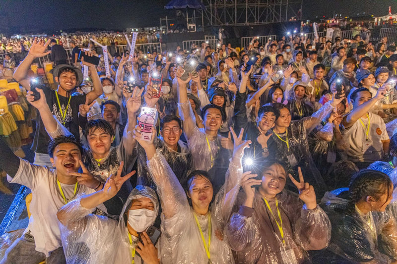 112年國慶晚會8日在空軍台南基地舉行，開場表演後下起驟雨，不少來不及穿上雨衣的民眾被淋得全身濕，但仍開心欣賞演出。（台南市政府提供）中央社記者楊思瑞台南傳真  112年10月8日