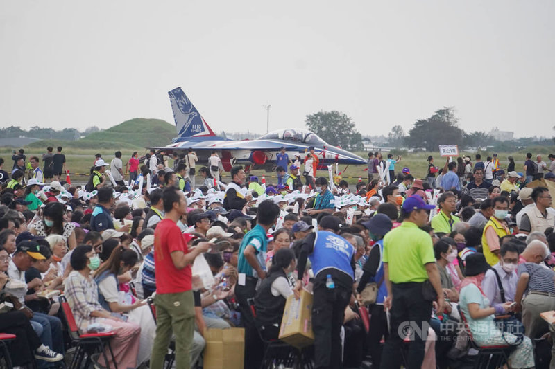 112年「民主台灣．堅韌永續」國慶晚會8日在空軍台南基地登場，下午即有大批人潮湧入會場，晚會舞台周邊並展示勇鷹高教機等戰機及空軍裝備，吸引民眾目光。中央社記者董俊志攝  112年10月8日