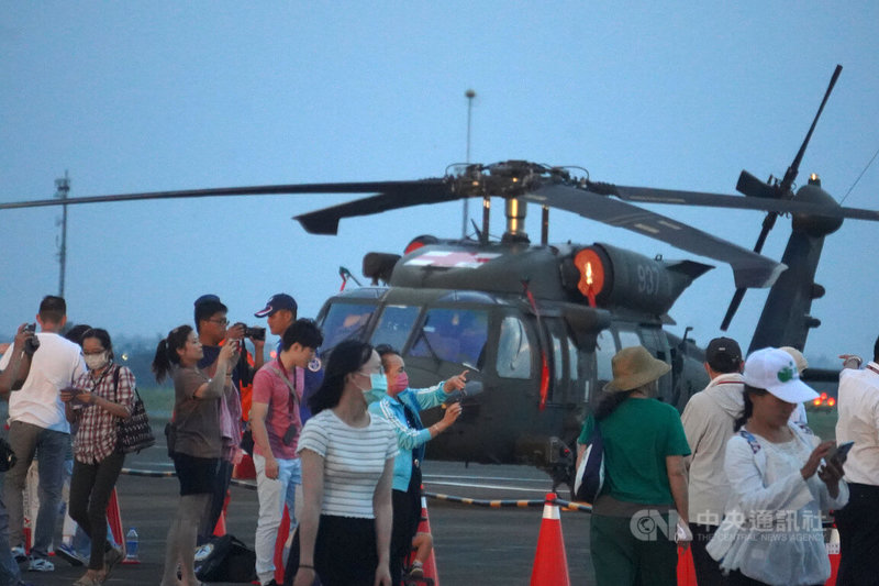 112年國慶晚會在台南，8日傍晚起在空軍台南基地盛大展開，現場同步展示多項國軍直升機、戰機等軍事裝備，吸引民眾搶拍留念。中央社記者董俊志攝  112年10月8日