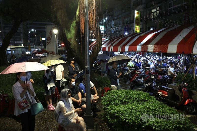 台灣民眾黨總統參選人暨黨主席柯文哲8日晚間在台北市萬華區進行開講活動，儘管天氣不佳，現場仍有不少支持者穿上雨衣、撐起雨傘參與。中央社記者趙世勳攝  112年10月8日