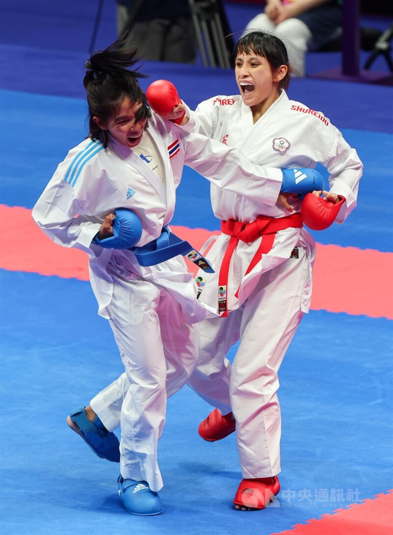 台灣空手道選手谷筱霜（右）8日在杭州亞運空手道女子50公斤級8強賽以11比3擊敗泰國選手占亞努（Chippensuk Chanyanut）（左），闖進4強。中央社記者裴禛攝 112年10月8日