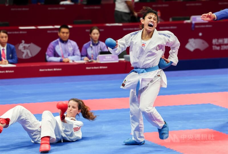 台灣空手道選手谷筱霜(前右)8日在杭州亞運空手道女子50公斤級4強賽,以8比2擊敗烏茲別克選手伊斯馬季拉耶娃(Shakhrizoda Ismatillaeva)(前左),成功闖進金牌戰。中央社記者裴禛攝 112年10月8日