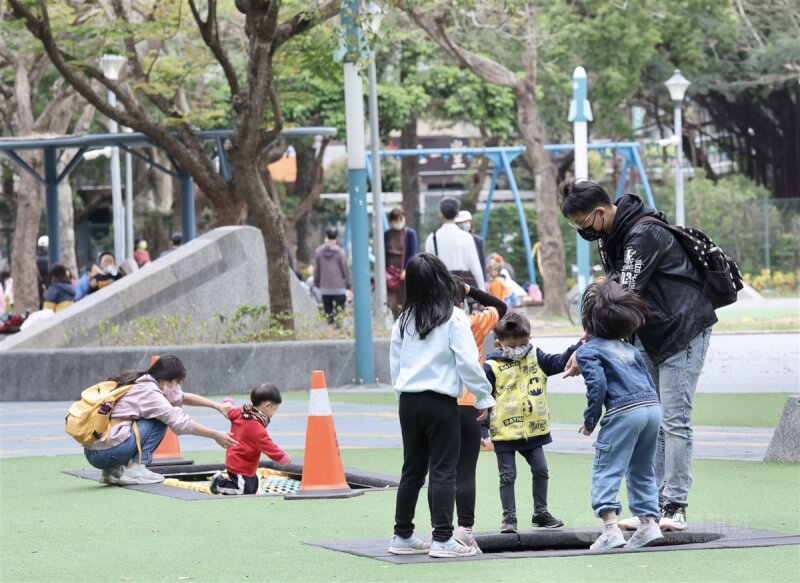 圖為民眾帶小朋友到台北市萬華區青年公園遊玩。（中央社檔案照片）