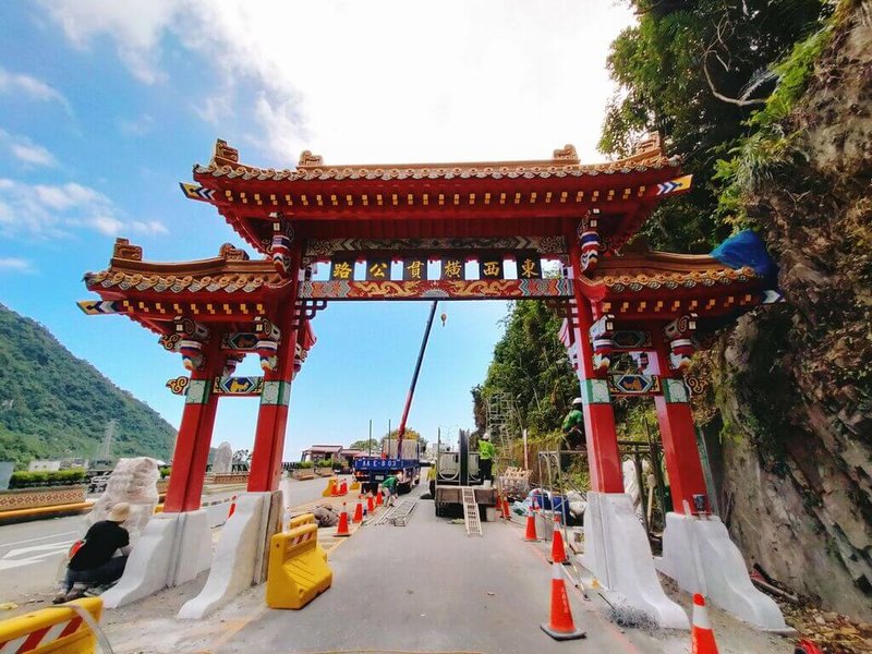 「東西橫貫公路牌樓」座落於太魯閣峽谷入口，因部分脫落褪色，太魯閣國家公園管理處施工整修，並在雙十連假前完工，拆除施工架，讓紀念闢建中橫的歷史建築煥然一新。（太魯閣國家公園管理處提供）中央社記者李先鳳傳真 112年10月9日