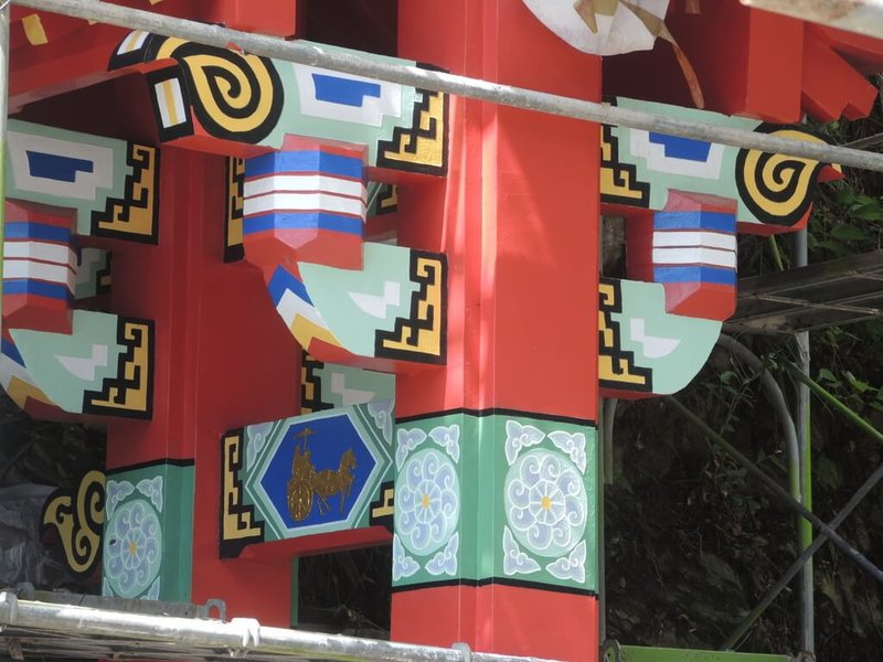 太魯閣國家公園「東西橫貫公路牌樓」在雙十連假前完成整修,太管處表示,因牌樓具有歷史性、表徵東部地區,且具特殊文化、藝術價值,此次辦理維護整修工程格外謹慎。圖為牌樓油漆彩繪煥然一新。(太魯閣國家公園管理處提供)中央社記者李先鳳傳真 112年10月9日