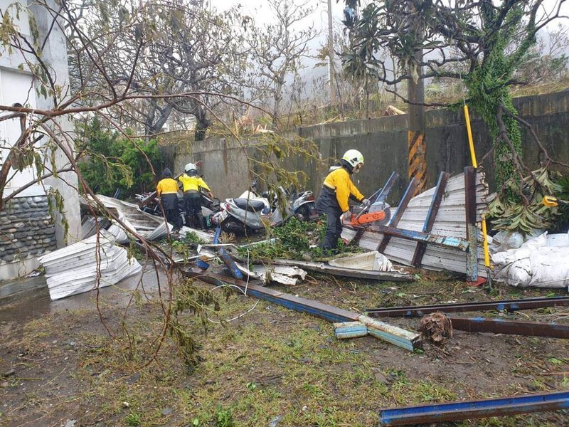 颱風小犬重創蘭嶼，蘭嶼高中、朗島國小、椰油國小、東清國小及蘭嶼國小校園都有災損，連日來國軍及志工等協助學校恢復環境，台東縣政府教育處表示，截至8日止，5校校園環境清潔已完成80%。（台東縣政府提供）中央社記者李先鳳傳真  112年10月9日