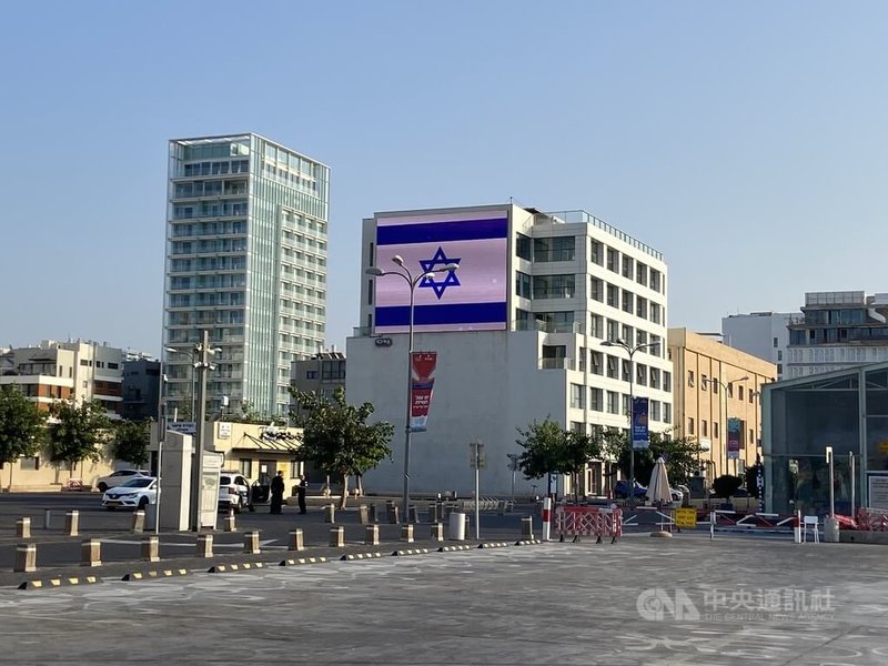 平常很熱鬧、車水馬龍的特拉維夫舊港（Tel Aviv Port） 因為戰爭變得冷清、空無一人，只看得到巡邏的勤務人員。中央社記者賴素芬特拉維夫攝 112年10月9日