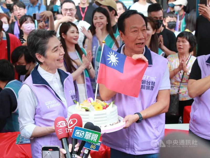 鴻海創辦人郭台銘（前右）搭檔藝人賴佩霞（前左）啟動總統參選連署，9日前往台中逢甲夜市商圈，一同為行動連署車造勢，並提前為中華民國國慶慶生。中央社記者蘇木春攝  112年10月9日