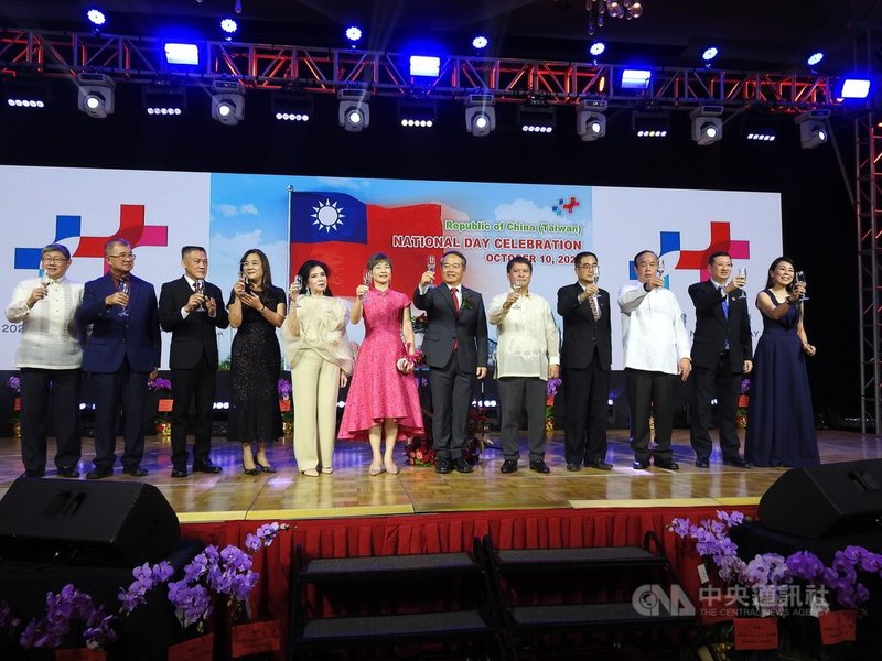 中華民國駐菲律賓代表處9日晚上舉行112年國慶晚宴。駐菲代表周民淦（右6）與台商僑胞和菲律賓友人，共同舉杯祝中華民國生日快樂。中央社記者陳妍君馬尼拉攝  112年10月9日