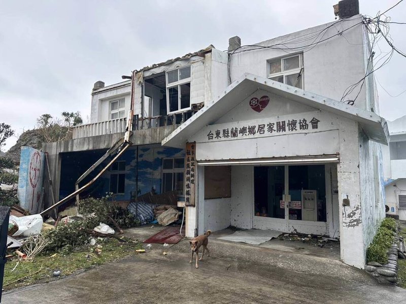 颱風小犬重創蘭嶼,台東縣政府社會處表示,蘭嶼在地社福單位於東清村、朗島村及紅頭村設置的3處社區照顧關懷據點,皆因此次風災受損嚴重,9日技術人員前往蘭嶼查看。(台東縣政府提供)中央社記者李先鳳傳真 112年10月9日