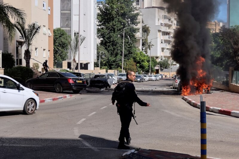 圖為7日火箭襲擊以色列阿什克隆，當地警方上前查看。（路透社）