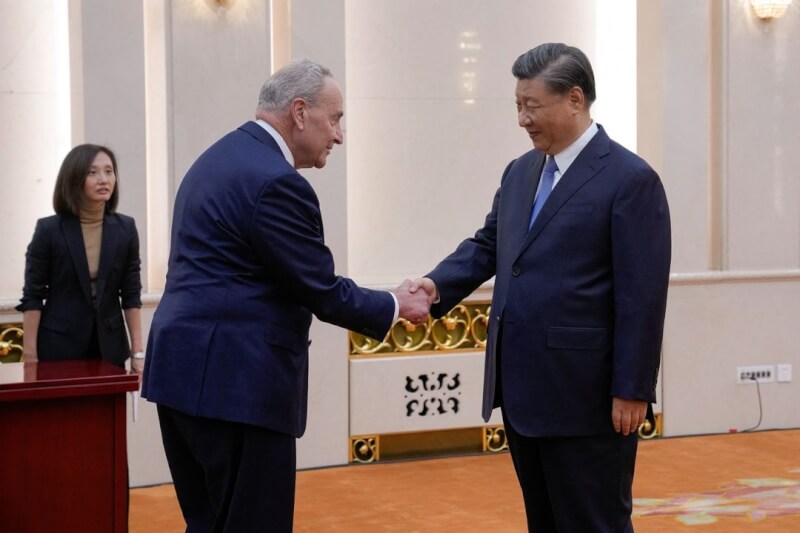 美國參議院多數黨領袖舒默（前左）9日在北京拜會中國國家主席習近平（前右）。（Andy Wong/Pool via 路透社）