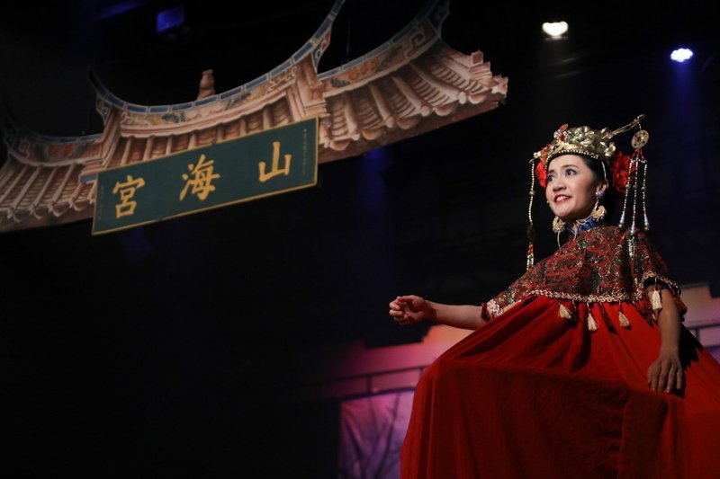 阮劇團推新作「熱天酣眠」改編自莎士比亞經典喜劇「仲夏夜之夢」,「熱天酣眠」自2013年首演,今年適值公演10週年,演員陳婉婷在劇中一人分飾兩角,飾演媽祖和奶奶。(阮劇團提供)中央社記者葉冠吟傳真 112年10月9日