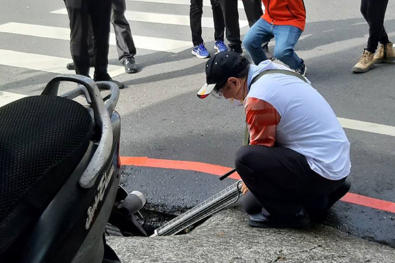 台南市長黃偉哲（圖）9日前往永康區視察強制孳清及戶外化學防治作業，背起重達20公斤噴槍，親自執行水溝清消，盼登革熱疫情早日消退。（台南市政府提供）中央社記者楊思瑞台南傳真  112年10月9日