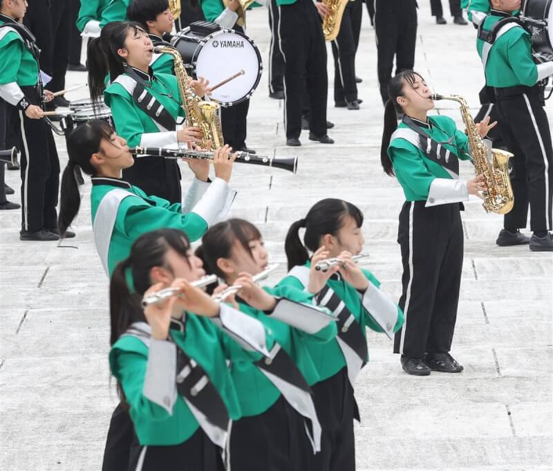 有「翡翠騎士」稱號的日本東京農業大學第二高等學校吹奏樂部，9日上午在台北圓山飯店戶外廣場快閃演出，吸引民眾圍觀。中央社記者謝佳璋攝　112年10月9日