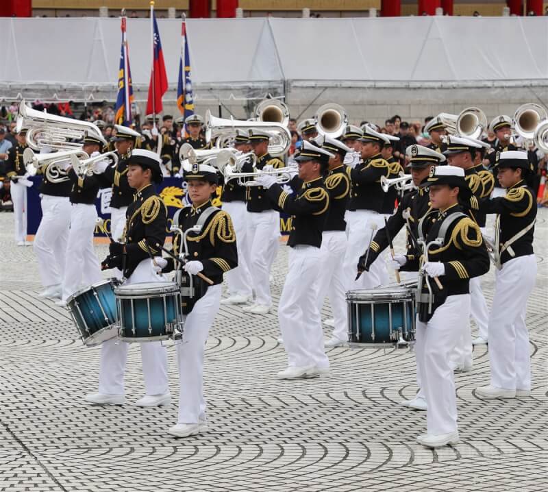 海軍官校鼓號樂隊現身兩廳院前廣場，進行交流演出，精彩表演相當吸睛。中央社記者謝佳璋攝 112年10月9日