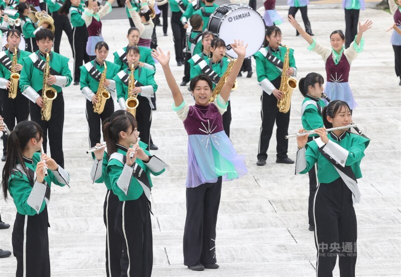 有「翡翠騎士」稱號的日本東京農業大學第二高等學校吹奏樂部，9日上午在台北圓山飯店戶外廣場演出，精彩表演獲得民眾掌聲。中央社記者謝佳璋攝　112年10月9日