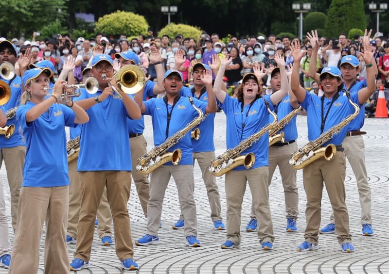 將於112年國慶大會演出的美國加州大學洛杉磯分校「UCLA棕熊行進樂隊」，9日下午在兩廳院前廣場與海軍官校鼓號樂隊、建國中學樂旗聯隊、日本東京農業大學第二高等學校吹奏樂部交流演出，現場有不少民眾駐足觀賞。中央社記者謝佳璋攝 112年10月9日