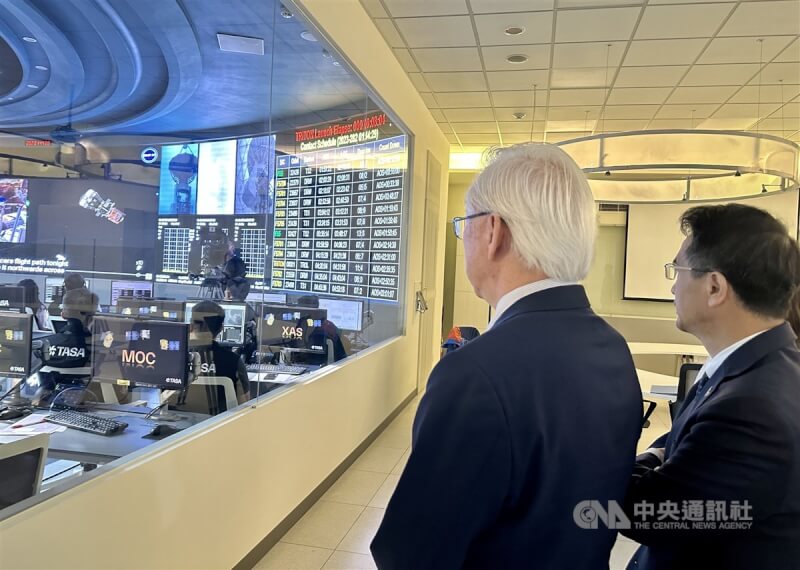 台灣首顆自製氣象衛星獵風者台灣時間9日在法屬圭亞那順利升空，國科會主委吳政忠（左）、國家太空中心主任吳宗信（右）在國家太空中心衛星操控中心外觀看發射過程。中央社記者張璦攝 112年10月9日