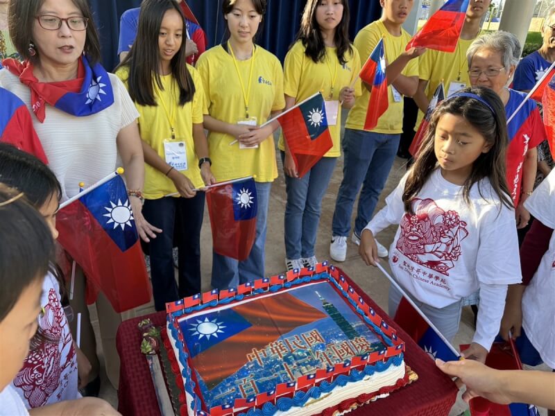 美國加州聖地牙哥的台灣僑民8日舉行升旗典禮，慶祝中華民國國慶，準備國旗蛋糕。（橙縣華僑文教服務中心提供）中央社記者林宏翰洛杉磯傳真 112年10月9日