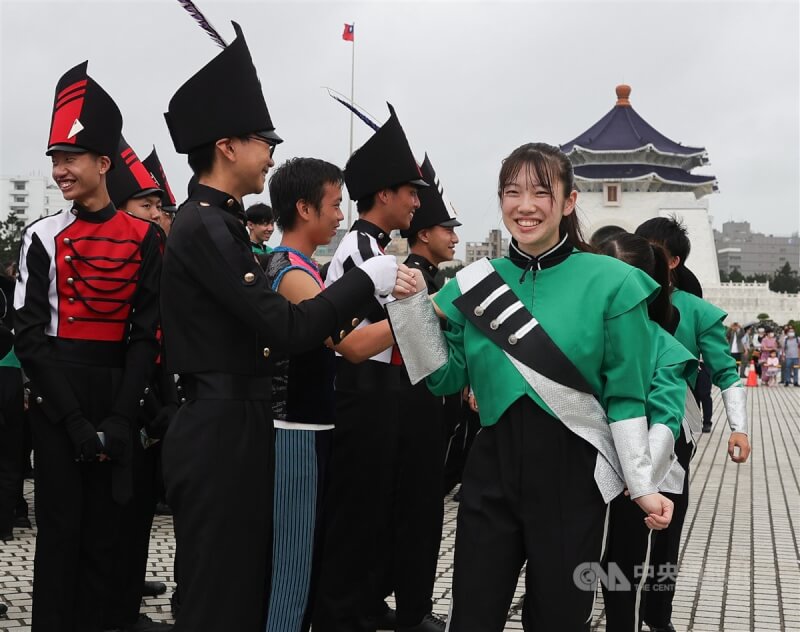 建國中學樂旗聯隊與日本東京農業大學第二高等學校吹奏樂部表演結束後，互相碰拳致意。中央社記者謝佳璋攝 112年10月9日