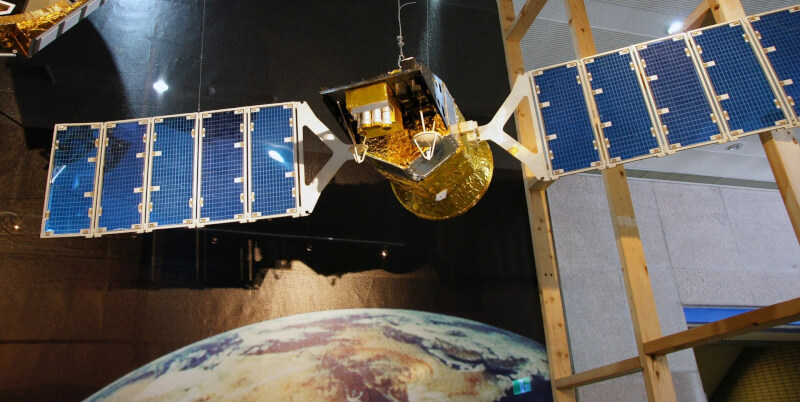 圖為福爾摩沙衛星一號模型。（圖取自維基百科共享資源，作者： Peellden，CC BY-SA 3.0）