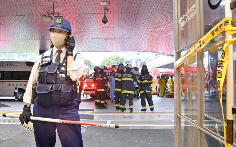 日本一列東北新幹線列車9日中午發生乘客隨身攜帶液體外漏意外，事發後警方駐守在JR仙台站外（共同社）