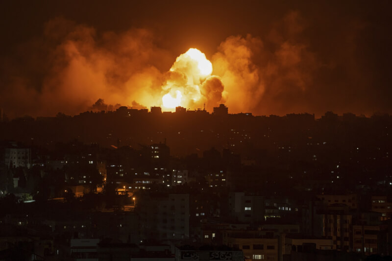 10月8日以色列空襲加薩後，建物冒出大火與濃煙。（美聯社）