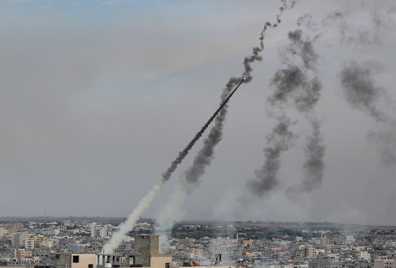 圖為7日巴勒斯坦向以色列發射火箭攻擊。（安納杜魯新聞社）