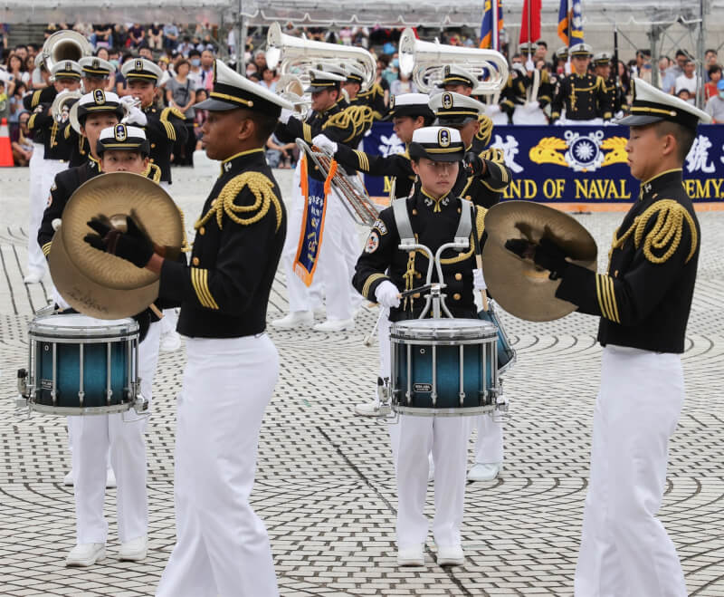 海軍官校鼓號樂隊帶來「逸雲」、「海軍軍官學校校歌」等曲目。中央社記者謝佳璋攝 112年10月9日