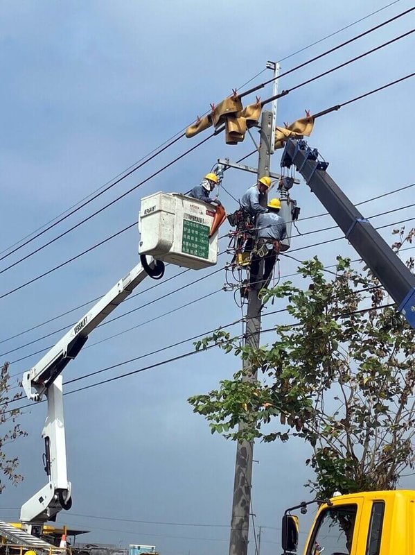 台電嘉義區營業處表示，颱風小犬日前襲台，造成嘉義累積曾停電戶數達4萬3150戶，嘉義縣沿海因有風無雨狀態導致鹽塵害嚴重，引起電力設備故障，9日中午搶修完成。（台電嘉義區營業處提供）中央社記者黃國芳傳真  112年10月9日