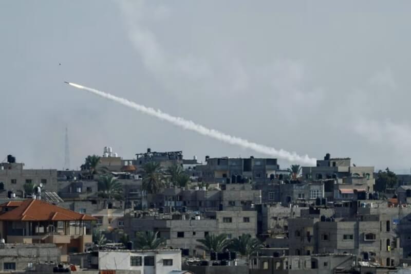 7日一枚火箭從加薩向以色列發射。（路透社）