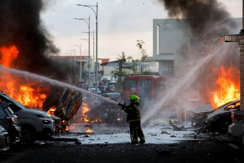 哈瑪斯7日突襲以色列後，以色列緊急救難人員在阿什克隆滅火。（路透社）