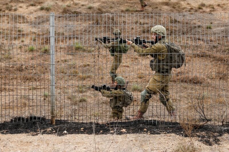 圖為以色列軍人在空襲警報響起時進行搜索。（路透社）