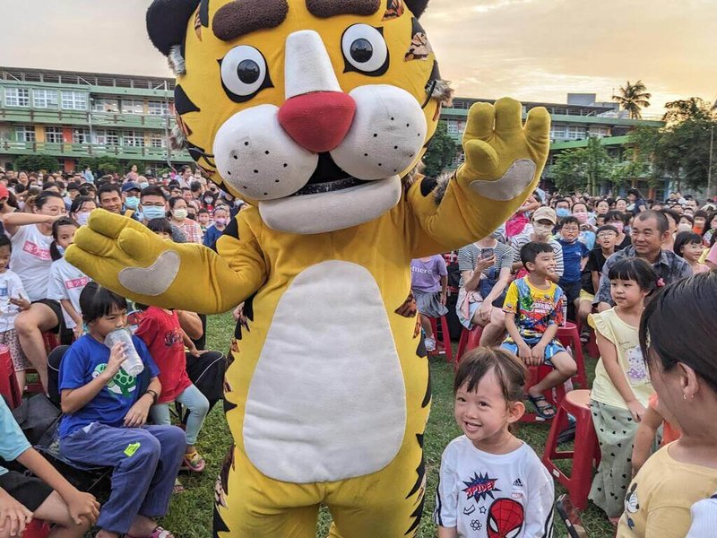 紙風車劇團13日晚間將在嘉義縣新港鄉開演2023年最後一場台語版「武松打虎」，邀請大小朋友到場同樂。（紙風車劇團提供）中央社記者蔡智明傳真  112年10月10日