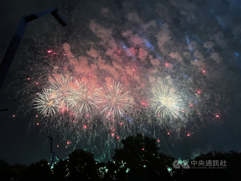 歡慶雙十國慶到來，112年國慶焰火10日晚間在台中市中央公園盛大施放，上演長達36分鐘的精彩焰火秀，璀璨煙花在夜空中綻放，點亮黑夜。中央社記者郝雪卿攝  112年10月10日