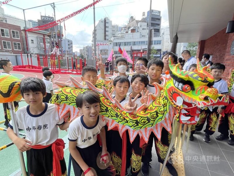 留日橫濱華僑總會10日舉辦國慶藝能表演及遊行,約26個團體參與國慶活動。表演包括舞龍、舞獅、民俗舞蹈等。現場演出的中華學院小學生齊聲喊「中華民國生日快樂」。中央社記者楊明珠橫濱攝 112年10月10日