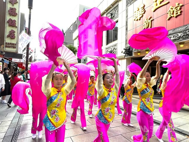 留日橫濱華僑總會10日舉辦國慶藝能表演及遊行,約26個團體參與國慶活動。表演包括舞龍舞獅、原住民舞、苗女舞等,呈現台灣多元文化兼容並蓄的特色。中央社記者楊明珠橫濱攝 112年10月10日