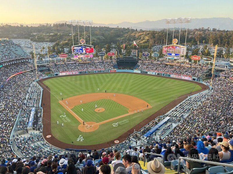 2028年洛杉磯奧運籌備委員會9日提案，將棒球和壘球列為比賽項目之一，如果獲國際奧會年會通過，美國職棒道奇隊主場（圖）可能成為奧運的棒球比賽場地。中央社記者林宏翰洛杉磯攝 112年10月10日