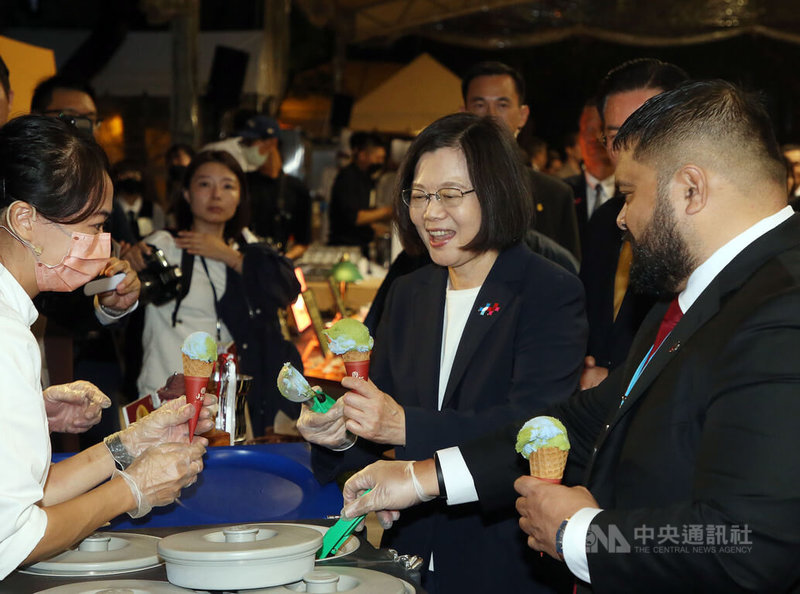 112年國慶酒會10日晚間在台北賓館舉行，總統蔡英文（右2）與諾魯總統昆洛斯（Russ Joseph Kun）（右）一起在「山風藍義式冰淇淋」攤位現場製作藍綠色的「愛地球」冰淇淋，也象徵兩國對氣候變遷的共同關切。中央社記者郭日曉攝  112年10月10日