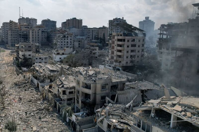 圖為10日加薩地區遭以色列空襲後一片斷壁殘垣。（路透社）