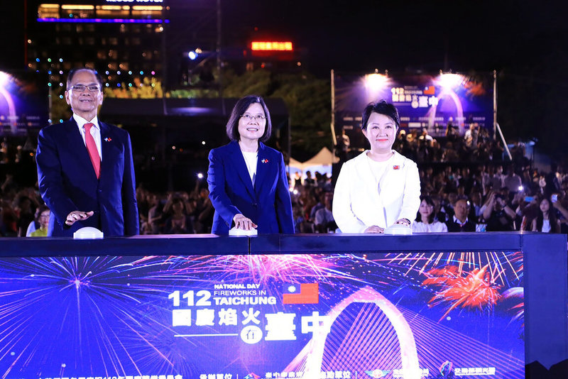 112年國慶焰火10日晚間在台中市中央公園盛大施放，由總統蔡英文（中）、立法院長游錫堃（左）及台中市長盧秀燕（右）共同按鈕啟動。（台中市政府提供）中央社記者郝雪卿傳真  112年10月10日