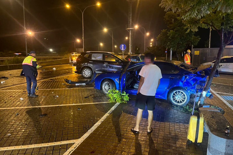 國道公路警察局第二公路警察大隊楊梅分隊表示,27歲的張姓男駕駛10日在國道1號楊梅休息站發生撞擊2部自小客車事故,張男稱酒後已休息10小時並開啟輔助駕駛才上路,但酒測仍有反應,被依公共危險罪嫌送辦,詳細肇事原因有待釐清。(國道公路警察局第二公路警察大隊提供)中央社記者吳睿騏桃園傳真 112年10月10日