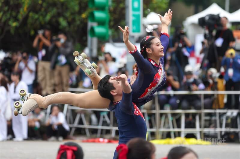 國立體育大學帶來青春奔放的演出,節目由跆拳道品勢、武術、花式溜冰、韻律體操所組成。中央社記者吳家昇攝 112年10月10日